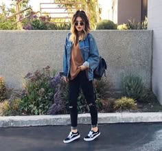 Jean Jacket Outfits Midsize, Classy Urban Outfits Women, 90s Grunge Style Summer, Styles For 2023 Clothes, Tomboy Mom Style, Vans Fall Outfits, Women’s Vans Outfit, Vans Outfits For Women, Outfits For Moms In Their 30s