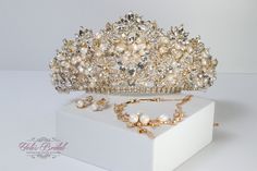 "FAST SHPPING Beautiful Round Zirconia tiara in gold color with jewelry set. Perfect for any occasion. It has a loop at the end of each side to attach it in your hair with bobby pins for added security. Approx. 3\" tall at its tallest point It comes with a beautiful, elegant box so you can keep it afterwards Ready to ship in 2-3 business days." Quinceanera Tiaras, Crystal Tiara, Gold Tiara, Crown Wedding, Tiara Crown, Crystal Tiaras, Wedding Headpiece, Wedding Hair Accessories, Jewelry Set