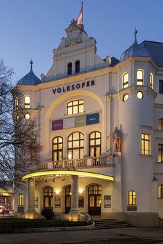 Volksoper building from outside at night New Year Concert, Famous Singers, Great House, City Views, Contemporary Dance, Concert Hall, Beautiful Architecture, Puzzles For Kids