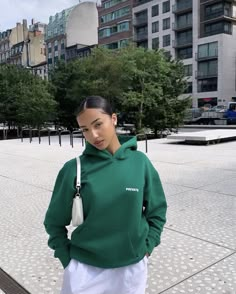 Green Hoodie Outfit, Tomboy Style Outfits, Green Hoodie, Cute Comfy Outfits, Hoodie Outfit, Tomboy Fashion, Lookbook Outfits, Streetwear Outfit, Winter Fashion Outfits