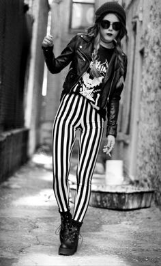 beetlejuice Black And White Striped Pants Outfit, Stile Punk Rock, Stripe Pants Outfit, Office Ootd, Outfits Leggins, Luanna Perez, Grunge Outfit, Rock Chick, Fashion Forever