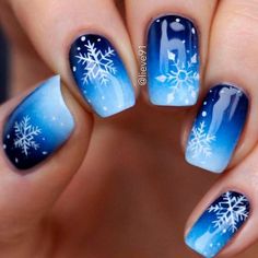 Inspired by the icy beauty of a Frozen winter, these nails feature frosty blues, shimmering silvers, and icy white accents. Perfect for those who want a frosted winter look without traditional Christmas colors. Diy Christmas Nail Art, Blue Christmas Nails, Snowflake Nail Design, Christmas Nails Diy, Christmas Nail Art Easy, Holiday Nails Winter, Snowflake Nail Art, Festive Nail Art, Christmas Nails Easy