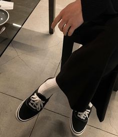 Authentic Vans Outfit, Gucci Men Shoes Sneakers, Mara Dyer Trilogy, Spider Man Shoes, Trilogy Aesthetic, Skate Outfit, Shoe Drawing, Stile Kendall Jenner, Mara Dyer