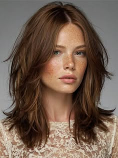 Stufenschnitt mittellange und lange Haare - HairGalleryAi Woman With Freckles, 2024 Hair Trends, Fall Hair Trends, Cut My Hair, Long Bob, Long Hair Cuts, Hair Transformation