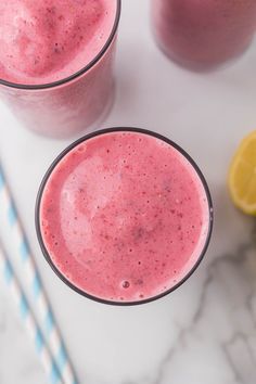 This creamy strawberry beet smoothie recipe is packed with protein, bright flavors, and nutrients for a quick breakfast you'll want to dive right into! You only need 5 minutes to make this hidden veggie fruit smoothie with Greek yogurt. Smoothie With Greek Yogurt, Beets Smoothie Recipes, Smoothie With Banana, Greek Yogurt Smoothie, Beet Smoothie, Hidden Veggies