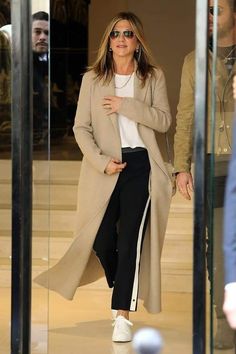 Jennifer Anniston Style, Pants 2020, Outfit Sport, Jennifer Aniston Style, Sport Chic Style, Jen Aniston, Pants Korean, Stil Boho, Chloe Shoes