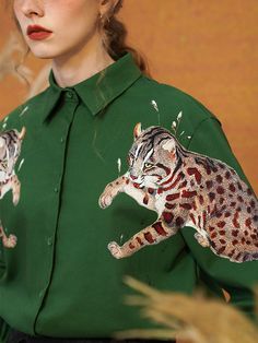 A blouse depicting a ferocious leopard lurking behind the leaves and hunting for its prey. A moment of silence before a clear day of hunting. The silver grass leaves swaying in the wind, gently caressing the leopard in the fiery sunset. An item that looks like a detailed fusuma painting.       Color     Green   Garnet       Size       S size       Length: 64.5cm   Shoulder width: 43cm   Bust: 100cm   Sleeve length: 61cm     M size     Length: 66cm   Shoulder width: 44cm   Bust: 104cm   Sleeve le Be More Confident, Creative Clothes, Green Garnet, The Leopard, In The Shadows, Retro Shirts, Leopards, The Shadows, T Shirt Diy