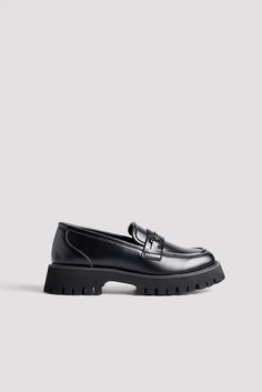 These loafers are made of PU and feature a slip-on design and a rounded toe. They have a thick chunky sole and a metal detail at the top. Measurements in size EU 39: Sole height: 4 cm / 1.57 in. Insole length: 24 cm / 9.45 in. Chunky Loafers, Top Measurements, Metal Detail, At The Top, Na Kd, Popular Style, The Top, Slippers, Loafers