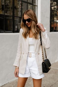 White Skort Outfit Summer Classy, White Shorts Outfit Women, White Skort Outfit Summer, Shorts For Work Outfit, Shorts And Blazer Outfit Classy, Beige Linen Blazer Outfit, White Linen Blazer Outfit, Shorts Blazer Outfit, White Linen Shorts Outfit