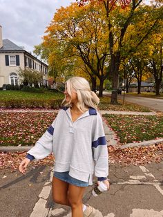 Why we love it: quality will blow you away slouchy perfection striped details-- SO CUTE oversized navy + grey combo is IT banded cuffs the pullover you'll wear EVERY DAY cutest collar Sizing: Small: 00-4 Medium: 6-8 Large: 10-12 runs oversized, Haidyn is 5'5 and wearing a size medium for a super slouchy fit. Casual Game Outfits, Mid Size Posing, Sweaters For Women Aesthetic, Outfits To Wear In Europe Winter, Beach Style Winter, Classy Southern Style, End Of Summer Outfit Ideas, Cute Mom Fashion, Cute Fall Athletic Outfits