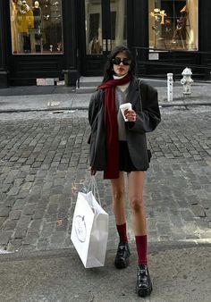 40s Mode, Walking Down The Street, Skandinavian Fashion, Chique Outfits, Cold Outfits, Looks Party, Looks Street Style, 가을 패션, Autumn Outfit