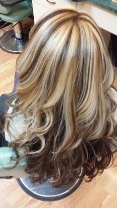 Hair Color Ideas For Brunettes To Blonde, Hair Dye Ideas On Blonde Hair, Blonde And Brown Color Block, Blonde Chocolate Hair, Blonde W Lowlights, Chocolate Brown And Blonde Hair, Blonde With Brown Lowlights Caramel, Blonde Brown Hair Color Ideas, Blonde With Dark Highlights