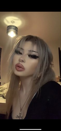 Tiktok Egirl Makeup, Makeup Ideas Goth Soft, Makeup Alt Goth, Makeup Looks Edgy, Cute Goth Makeup Looks, Tiktok Emo Makeup, Pretty Alt Makeup, 2020 Makeup Trends Alt