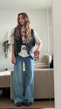 90x Style, Block Heels Outfit Casual, Modern 90s Outfits, Vintage Fashion 90s Street Style, Kings Of Leon Concert Outfit, Flannel 90s Outfit, Funky Skirt Outfit, How To Style A Waistcoat, 90'fashion Outfits