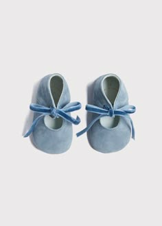 Dress up any look with these Suede Blue Pram Shoes. Made in Spain, these delicate shoes are the perfect finishing touch for little feet! They have a soft suede finish in a sweet blue and are detailed with a luxury velvet ribbon that ties to secure the shoes onto the little feet. Baby Clothes Size Chart, Baby Clothes Sizes, Shoe Size Chart Kids, Baby Fits, Sanya, Children Shoes, Velvet Ribbon