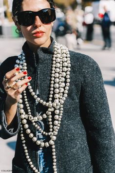 How To Wear Pearls, Pfw Street Style, Wear Pearls, Chanel Necklace, Moda Paris, Collage Vintage, Rocker Chic, Cardigan Fashion, Fashion Week Street Style