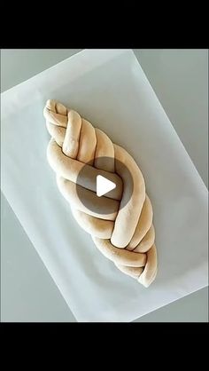 Francesca Simona Naselli on Instagram: "BREAD BRAID 5 STRANDS

Una treccia di pane a 5 capi, facile e veloce da realizzare. Il procedimento è molto simile a quello della treccia precedente, con qualche piccola variante. 
Questo doveva essere un tutorial per le storie, ma visto che il risultato mi piace tantissimo, ho deciso di pubblicarlo nel feed. Avevo in mente una treccia un po' diversa, e questa doveva essere solo una prova. 

  Segui il reel per scoprire tutti i passaggi e creare una treccia deliziosa e bella.
 Personalizza la tua treccia aggiungendo erbe aromatiche come rosmarino o timo all'impasto per un sapore extra.
 Per una presentazione ancora più elegante, spennella la treccia con il latte prima di infornare e aggiungi semi di sesamo o papavero per un tocco in più.

Non vedo l'