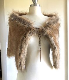 Viking Fur Mantle, Fur Mantle, Viking Cloak, Vikings Halloween, Fur Capelet, Costume Viking, Nordic Wedding, Viking Cosplay, Pagan Wedding