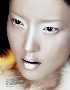 White make-up Snow Queen Makeup, Ice Costume, Space Creatures, Futuristic Makeup, Fashion Editorial Makeup, Metallic Makeup, Silver Makeup