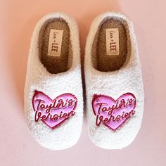 White fleece slippers with pink and red embroidered heart design featuring the words Taylor's Version. White Round Toe Slippers As Gift, White Round Toe Slippers Gift, Gifts For Taylor Swift Fans, Gifts For Swifties, Taylor Swift Accessories, Ruby Woo Lipstick, Heart Plush, Taylors Version, One Piece Top