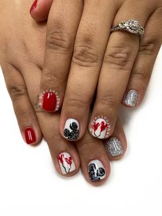 Disney Nails Valentines Day, Disney World Nails Christmas, Mickey Mouse Valentines Nails, Disney Heart Nails, Disney Birthday Nails Art Designs, Mickey Mouse Inspired Nails, 4th Of July Disney Nails, Modern Disney Nails, Valentine Disney Nails