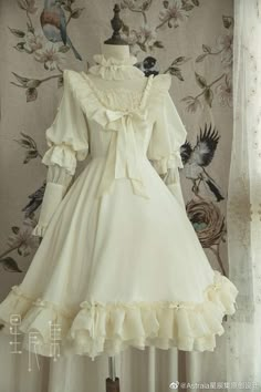 Cottagecore Runway, Victorian White Dress, 1800s Hairstyles, Lolita Outfits, Old Fashion Dresses, Dress Design Sketches, Fairytale Dress, Vestidos Vintage