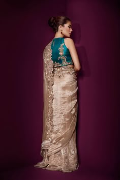 Latest Trending Bridal Sarees, Gold Saree Reception Look, Champagne Saree Silk, Gold Saree Blouse Combination, Organza Saree For Reception, Fancy Sarees Wedding, Elegant Reception Dress, Champagne Saree, Pakistani Dresses For Wedding