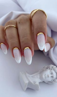 Inspiraçao para Casamento / Ano Novo White Almond Nails With Design Glitter, Nail Art With Jewels, Kutek Disney, Milky Nails, Bride Nails, Fire Nails, Dope Nails, Nail Polishes, Cute Acrylic Nails