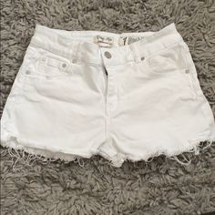 White Jean Shorts Too Big On Me Size 7 Brand : Indigo Rein Never Worn Cute White Shorts, White Jean Shorts Outfit, Coquette Shorts, Thrift Board, Youtuber Dr, Gyaru Style, Dr Wardrobe, Korean Jeans, Zara Drip