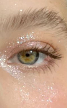 Pale Skin Eye Makeup, Eye Aesthetic, Glittery Eyes, Makeup Glitter, Glitter Eye Makeup, Van Doren, Glitter Eye, Cool Makeup Looks