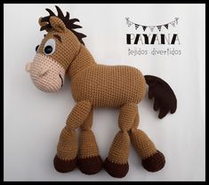 a crocheted stuffed horse is shown on a white background with the words pajama in spanish above it