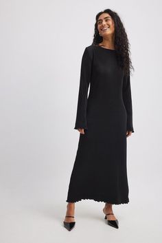 This midi dress features a relaxed fit, a stretchy material and a pleated design with wavy hems. It has a boat neckline and long sleeves. Midi Dress Black, Autumn Dress, Fall Fits, Pleated Midi Dress, Sweater Dress Midi, Black Midi, Future Fashion, Wedding Guest Dress Summer, Dress Midi