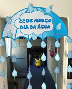 a blue and white umbrella that says 22 de maro dia acua with rain drops hanging from it