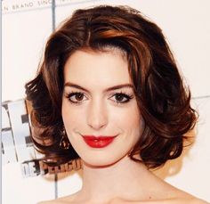 Anne Hathaway Perfect Bangs, English Fashion, Chin Length Hair, Penteado Cabelo Curto, Elegant Styles, Hair Envy, Red Lipstick, Short Bob Hairstyles