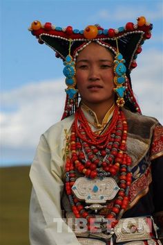 绚丽多彩的西藏服饰 Tibetan Woman, Eric Lafforgue, People Photos, We Are The World, Traditional Fashion, World Cultures, People Of The World, Traditional Clothing, Ethnic Jewelry