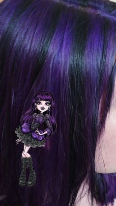 Hair Color Ideas Black And Purple, Black And Purple Hair Highlights, Violet Purple Hair Color, Ideas To Dye Your Hair Red, Dark Purple Streaks In Black Hair, Purple Draculaura Hair, Blue Skunk Highlights, Alt Colored Hair