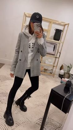 Smart Hoodie Outfit Women, Hoodie Leggins Outfit, Professional Hoodie Outfit, Hoodie Elegant Outfit, Hoodie Outfit For Work, Blazer And Hoodie Outfits For Women, Hoodie Outfit 2023, Blazer And Combat Boots Outfit, Hoodie Outfit Work