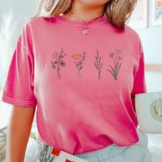 Graphic Tee Tops For Spring, Spring Casual Tops As Gift, Short Sleeve Tops For Spring, Pink Relaxed Fit Top As A Gift, Pink Relaxed Fit Top For Gift, Casual Spring Shirt Perfect For Gifts, Spring Gift Shirt With Relaxed Fit, Cotton Tops With Plant Print, Cotton Tops With Plant Print As Gift