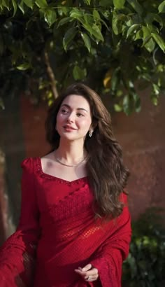 dresses Hania Amir In Red Saree, Hania Amir Red Saree, Hania Amir In Saree, Pakistani Actress In Saree, Hania Amir Saree, Hania Amir Dresses Suit, Hania Amir Outfits, Saree Wedding Bridesmaid, Lengha Designs