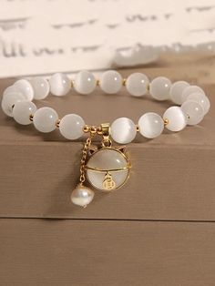 Pretty Jewellery Aesthetic, Pearl White Beaded Round Bracelet, Aesthetic Beaded Bracelets, Aesthetic Bracelet Ideas, Jewelry For Teens, Aesthetic Bracelet, Hand Jewelry Rings, Cute Beads, Girly Bracelets