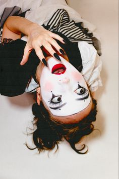 Halloween clown photoshoot spooky clown makeup creative portraits posing poses Clown Makeup Pierrot, Female Clown Aesthetic, Sweet Clown Makeup, Pierrot And Harlequin, Harlequin Clown Makeup, Clown Makeup Vintage, Clown Makeup Photoshoot, Clown Makeup White Face, French Clown Makeup