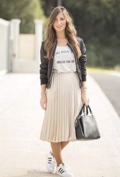 Cream Pleated Skirt Outfit, Midi Skirt Outfit Fall, Skirt Outfit Fall, Pleated Skirt Outfit, Skirt And Sneakers, Trending Fashion Outfits, Elegant Skirt