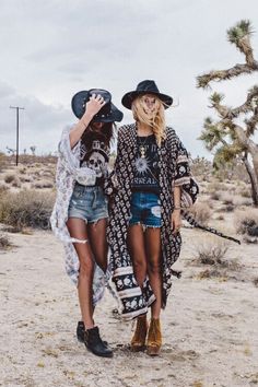 long kimono, ripped shorts, boots and band tee Mode Coachella, Geek Outfit, Look Da Festival, Moda Coachella, Look Hippie Chic, Festival Mode, Moda Hippie, Look Boho Chic, Boho Mode