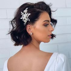 21 Pretty Wedding Hairstyles for Short Hair You'll Love Short Bridal Hair, Sparkly Hair Accessories, Short Hair Bride, Short Hair Bun, Curly Wedding Hair, Hairdo Wedding, Best Wedding Hairstyles, Hairdos For Short Hair, Trendy Wedding Hairstyles