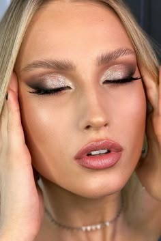 Hen Night Makeup, Make Up Ideas Silver, Silver Make Up Ideas, Makeup Looks With Silver, Make Up Silver Eyes, Natural Silver Makeup, Make Up With Silver, Makeup Ideas For Birthday, Makeup Ideas Silver