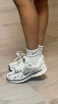 Nike Silver Shoes, Nike Vomero 5 Photon Dust, Vomero 5 Photon Dust Outfit, Nike Vomero 5 Outfit, Vomero 5 Outfit, 2024 Sneakers, Y2k Sneakers, Sneakers 2024, Dad Shoe