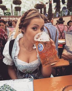 Задорные девушки хлещут пиво на "Октоберфесте-2016" German Beer Girl, Octoberfest Beer, German Beer Festival, Oktoberfest Germany, Oktoberfest Woman, Cute Glasses Frames, Funny Photos Of People, Beer Girl