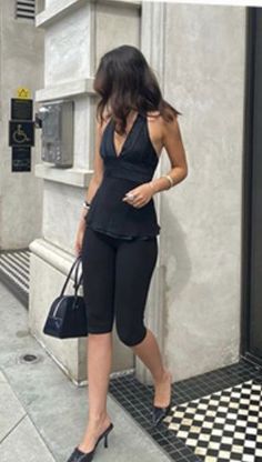 yet classy Capri Pants Outfits, Capri Outfits, Capri Trousers, Woman In Black, Euro Summer, Looks Street Style, Pants Outfits, Mode Inspo, Summer 24