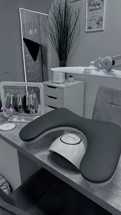 #кабинетманикюра #рабочееместо #маникюрныйкабинет #мастерманикюра Nail Tech Desk Setup, Nail Desk Setup, Nail Desks, Beauty Bar Ideas, Industrial Bedroom Design, Nail Room Ideas, Tech Room, Nail Salon Interior Design, Nail Salon Interior