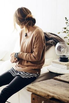 Photos via: Lindsay Marcella Whether you layer your clothes to stay warm or to achieve a particular aesthetic, it never hurts to have fresh inspirations. Totally planning to re-create this casual cool Minimalist Moda, Fashion Blogger Style, Looks Street Style, Mode Inspo, 가을 패션, Fashion Mode, Mode Inspiration